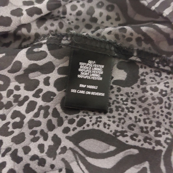 Torrid blouse tunic grey animal print chiffon off shoulder top smocked chest 3X - Picture 11 of 14